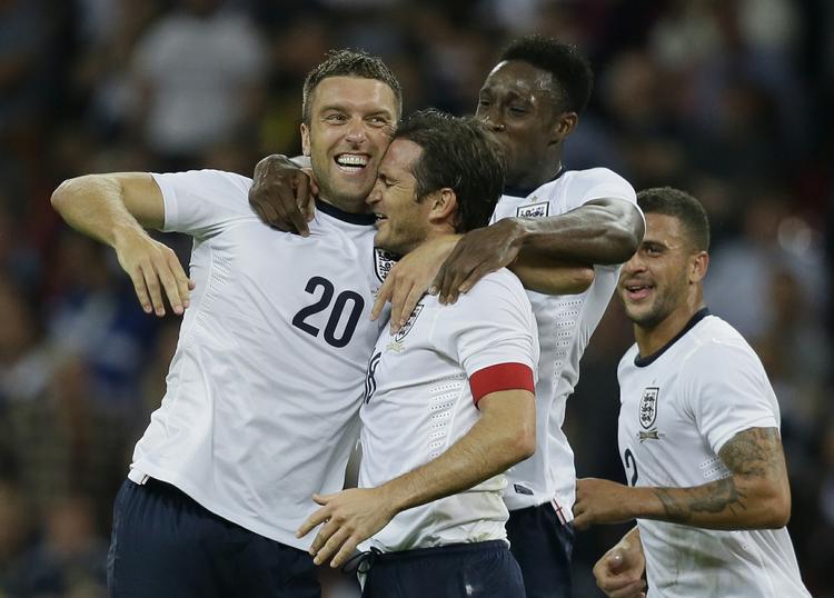 drømmemål. Rickie Lambert (tv) kom på banen i det britiske derby mellem England og Skotland og scorede på et drøn af et hovedstød. 