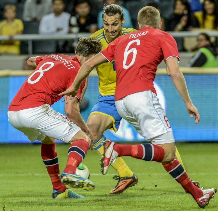 omringet. Zlatan Ibrahimovic gjorde endnu en gang, hvad der passede ham i landskampen mod Norge. 