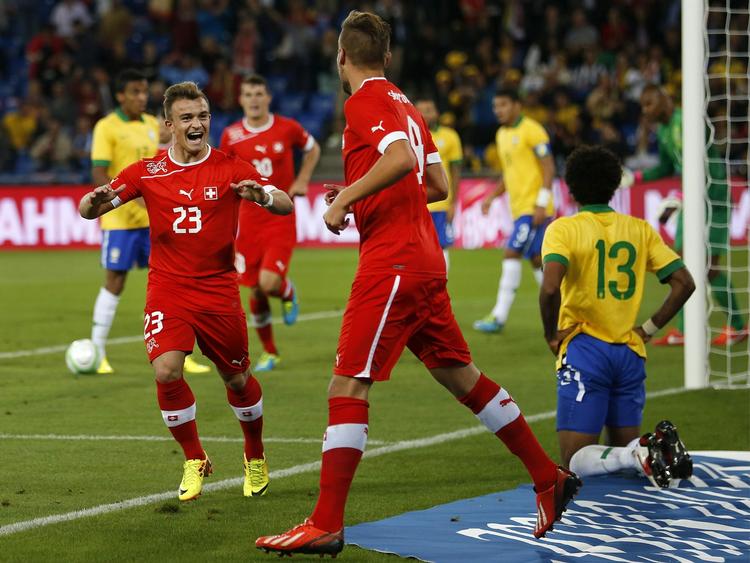 sensation. Schweiz'  Xherdan Shaqiri (tv) og Haris Seferovic (midt) fejrer sejrsmålet mod Brasilien. 