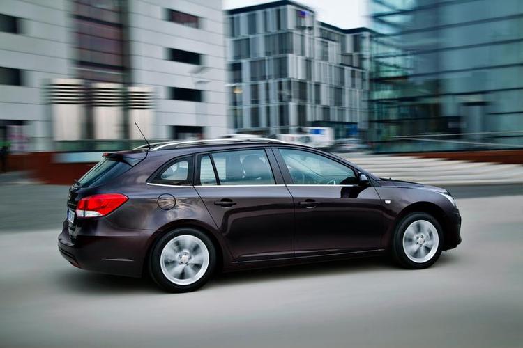 Efternøler. Det har taget adskillige år at få Chevrolet Cruze klar som stationcar. Nu er den her - og prisen fejler ikke noget. 