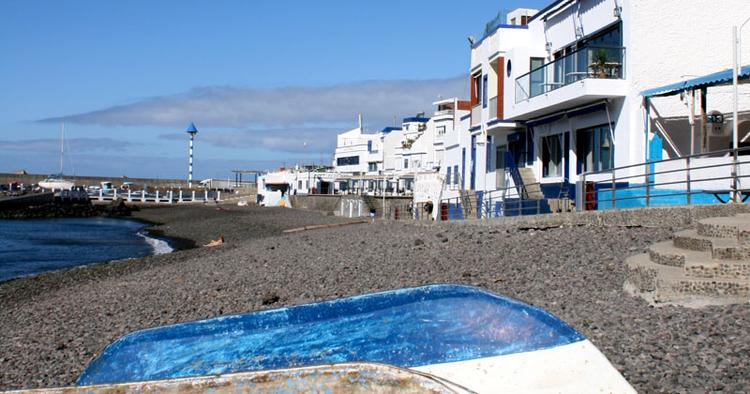 RO. Der er ikke mange mennesker på stranden i den nordvestlige by Puerto de las Nieves - men udsigten er formidabel. 