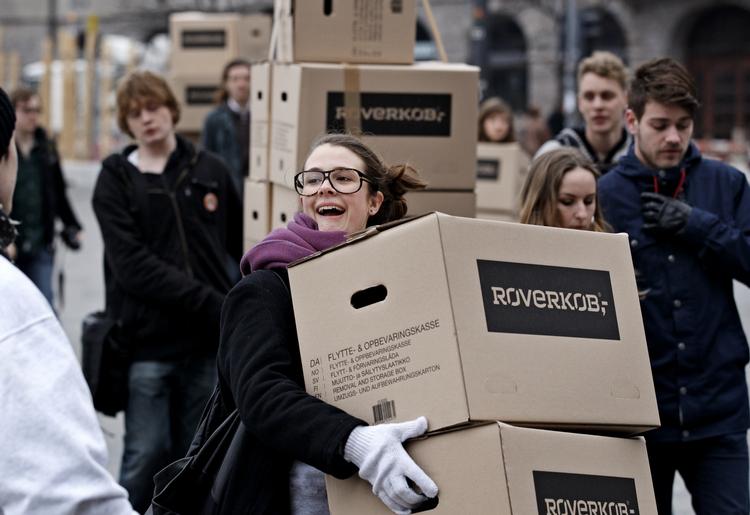 boligrun. Der er gang i boligsøgningen hvert år, når et nyt hold unge skal begynde på deres studier. I 2011 udløste det denne happening, hvor nogle boligløse unge 'flyttede ind' på Københavns Rådhus. 