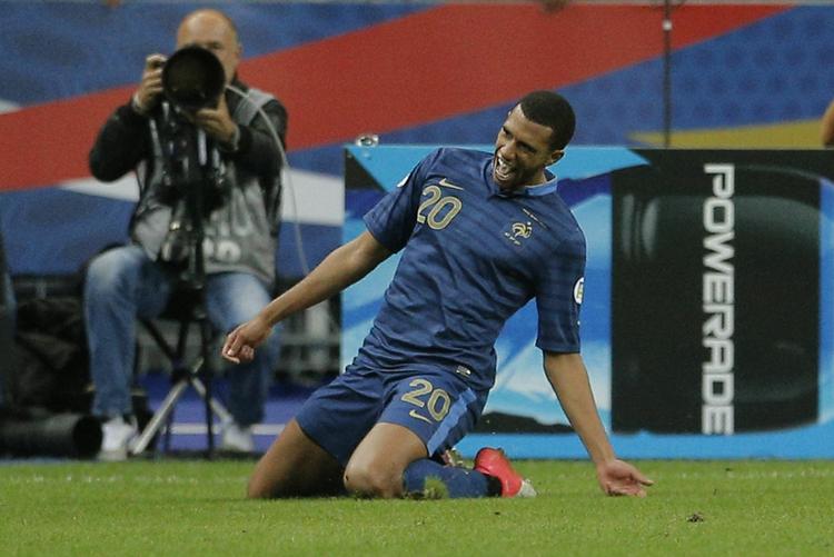 midtbanekæmpe. Etienne Capoue jubler efter en scoring for det franske landshold i en kamp mod Hviderusland sidste år. 