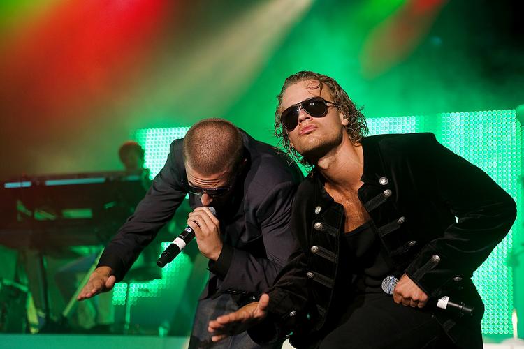 Ay-ay-ay. Skrål med i kor, når de to flabede herrer Nik &amp; Jay omdanner Plænen i Tivoli til en stor popfest. 