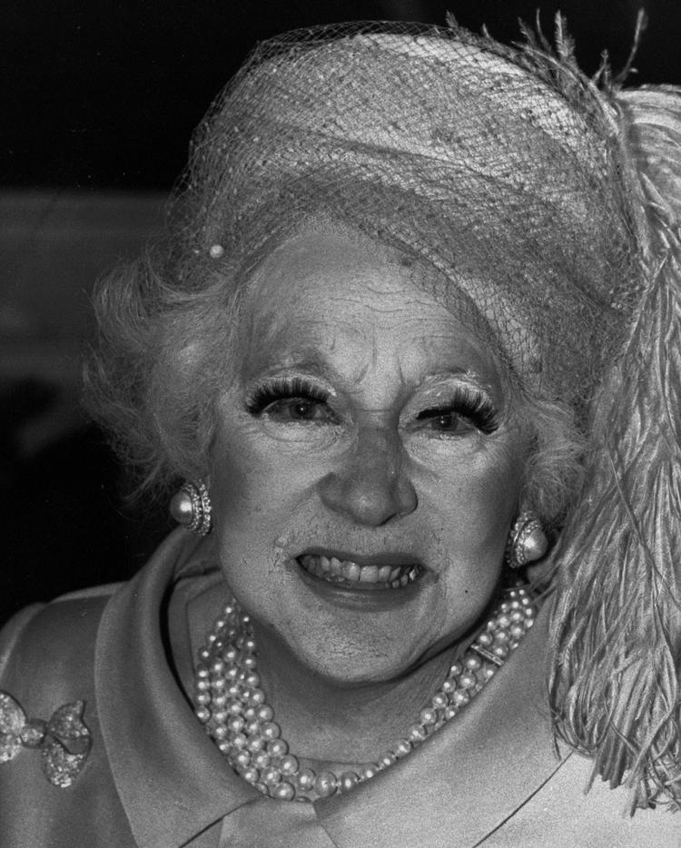 Romantik. Da hun var på toppen skrav Barbara Cartland en roman på godt 14 dage. I alt blev det til 723 bøger. 