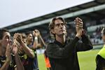 bundhold. Thomas Frank takker Brøndby-tilskuerne for støtten efter 2-2-kampen mod Viborg. 