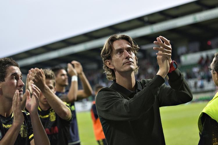 bundhold. Thomas Frank takker Brøndby-tilskuerne for støtten efter 2-2-kampen mod Viborg. 