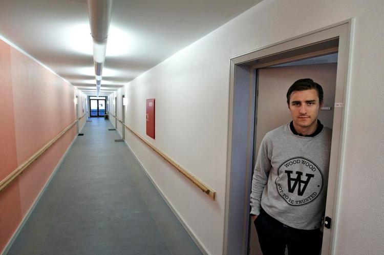 Rummeligt. Gangene er brede i Frederik Bjørnsens korridorlejlighed i Nørrebro Vænge, hvor han bor sammen med sin to år yngre kæreste, der ligesom han studerer erhvervsjura. Det er planen, at de skal bo her mindst et år endnu. 