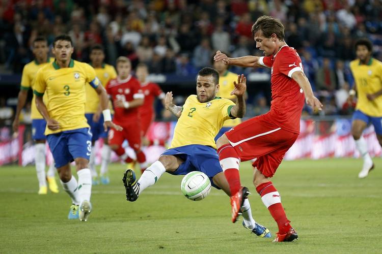 Matchvinder. Med sine 1,72 meter er hovedspillet ikke det foretrukne hos Dani Alves (i midten). Det forhindrede ham nu ikke i at score et sjældent mål med pandebrasken. 