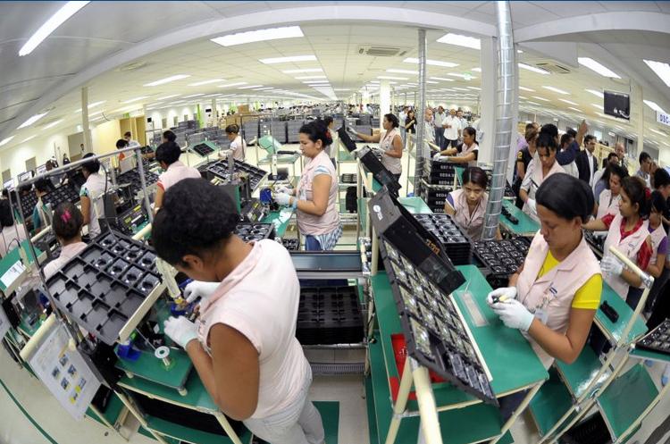 PRODUKTION. Det er ikke kun Apple, der får kritik for at deres produkter fabrikeres under dårlige arbejdsforhold. Nu anklager den brasilianske regering Samsung for det samme på deres fabrik i Brasilien (bill.) (Foto: Alex Pazzuelo, Kommunikationsagenturet for Staten Amazonas) 