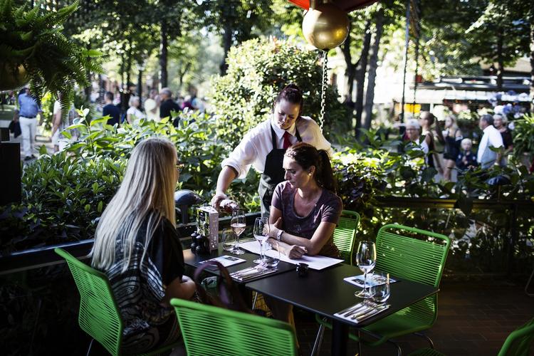 sommermad. Kähler i Tivoli har ambitioner. Men til trods for en Instagram-egnet sommersalat og en forrygende ostetallerken lod restauranten stadig noget tilbage at ønske. 