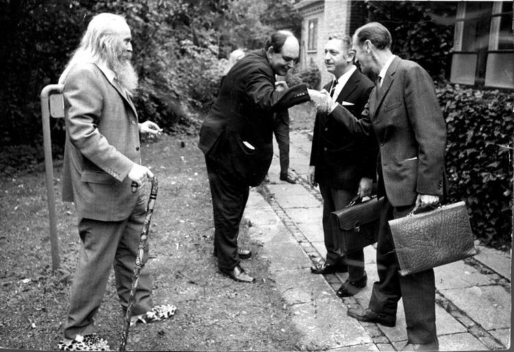 Villa Fjolle for retten i Hørsholm. Simon Spies ser til, mens hans forsvarer, Mogens Glistrup, hilser på anklageren politiassessor Arne Sundtorp og kriminaloverbetjent Bonke. 18. september 1970. 