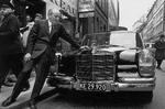 Simon Spies læner sig op ad sin  nye Mercedes 600 i 1964 