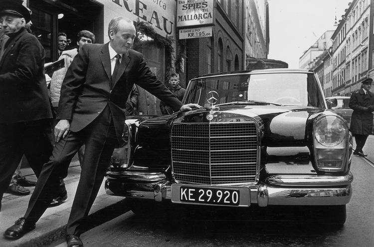 Simon Spies læner sig op ad sin  nye Mercedes 600 i 1964 