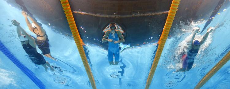 STRØM. Inde midt i bassinet var konkurrecen sådan set reel nok som i kvindernes 400 meter medley, men VM-bassinet i Barcelona gav en usportslig fordel ude i siderne, er der bred enighed. 