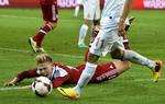 Fodboldnyheder. Når landsholdet spiller kamp, kan man læse om det på diverse sportsmedier, men Facebook-siden 'Fodbold for Fans' er lidt for flittig til at bruge mediernes historier. Her fældes Viktor Fischer i venskabskampen mod Polen. 