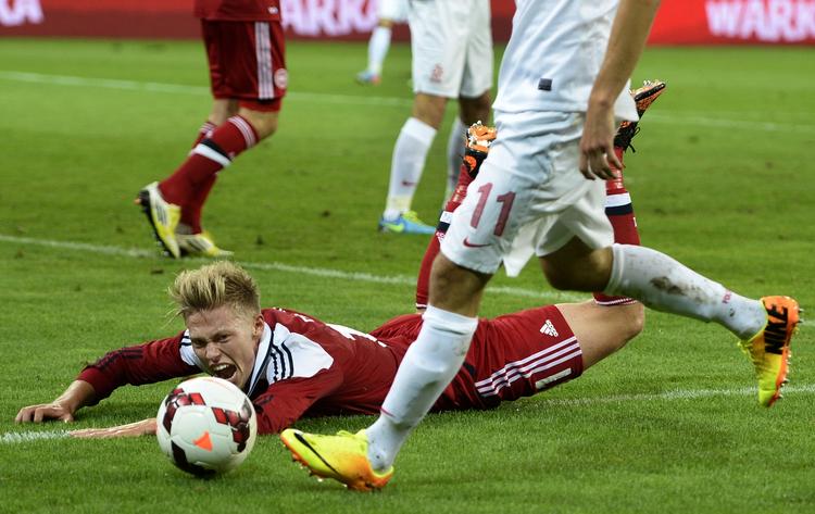 Fodboldnyheder. Når landsholdet spiller kamp, kan man læse om det på diverse sportsmedier, men Facebook-siden 'Fodbold for Fans' er lidt for flittig til at bruge mediernes historier. Her fældes Viktor Fischer i venskabskampen mod Polen. 