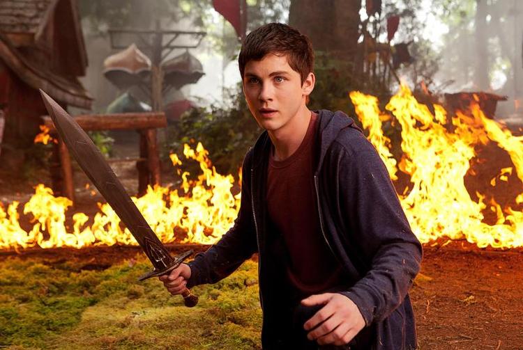 Tegnemonstre. Logan Lerman, der spiller titelrollen som Percy Jackson, fægter i filmen mod uhyrer fra mytologiens verden, men under optagelserne var hans grumme modstandere erstattet af livløse papfigurer. 
