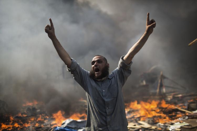 Blodbad. Sundhedsministeriet i Egypten melder over 500 dræbte i Kairo, efter overgangsregeringens aktion mod Morsis støtter i går. 