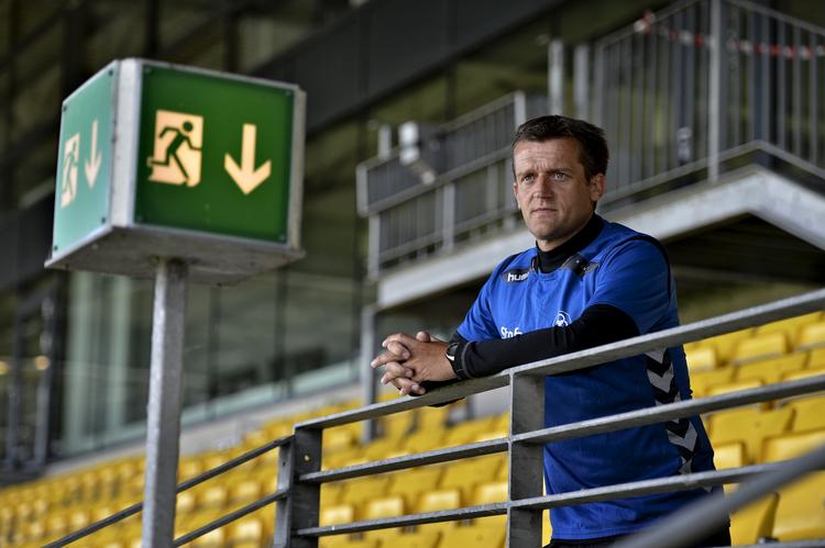 NEDRYKKER. At det er dyrt at rykke ud af Superligaen, må træner Johnny Mølbys arbejdsgivere konstatere. 