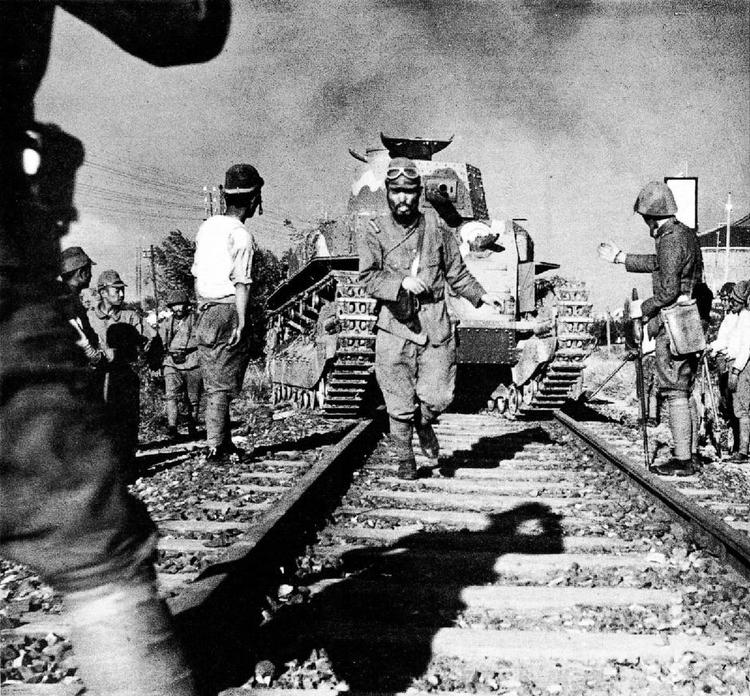 Tromlet. En japansk kampvogn rykker frem via Shanghai-Nanking jernbanen. De nationalistiske kinesiske kunne ikke stå imod den velsmurte japanske krigsmaskine. 