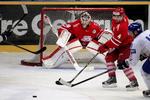 KLUBSKIFTE. Efter syv år i svensk ishockey skal Mads Bødker (i midten) spille i den russiske liga. 