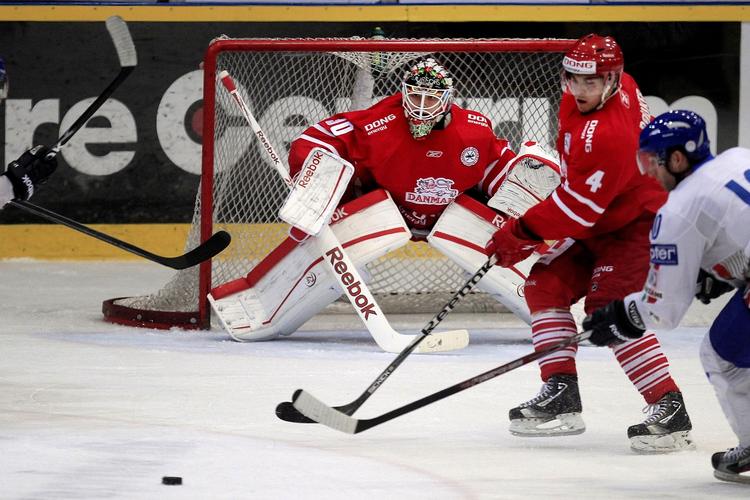 KLUBSKIFTE. Efter syv år i svensk ishockey skal Mads Bødker (i midten) spille i den russiske liga. 