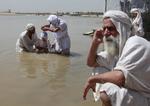 dåb. Mandæernes helt centrale ritual er dåben, der gennemføres flere gange i livet. I Danmark har det foregået i Gudenåen, her er det mandæer-dåb i Tigris-floden i Irak. 