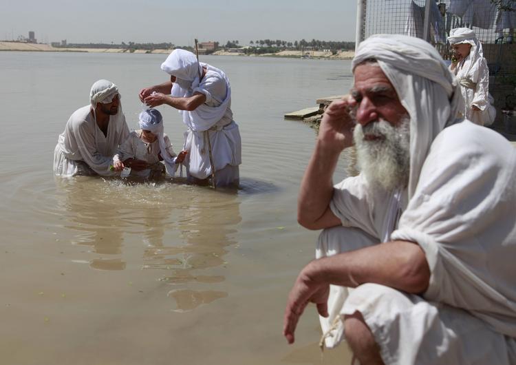 dåb. Mandæernes helt centrale ritual er dåben, der gennemføres flere gange i livet. I Danmark har det foregået i Gudenåen, her er det mandæer-dåb i Tigris-floden i Irak. 