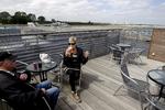 Solterrasse. Allehånde Café er et af de steder på Amager, hvor man kan sidde ude og nyde solen. 