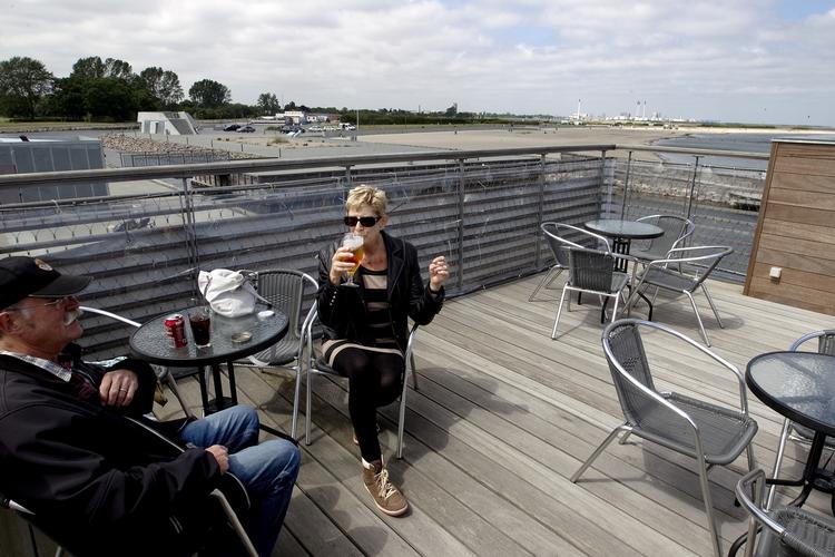 Solterrasse. Allehånde Café er et af de steder på Amager, hvor man kan sidde ude og nyde solen. 