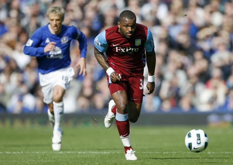 lejeaftale. Darren Bent (th) er på kort tid gået fra at være succesfuld angriber og anfører i Aston Villa til udstødt af truppen. 
