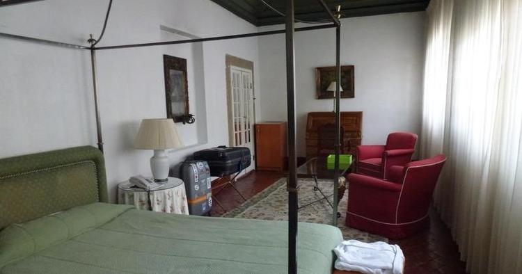 Lydt. Sengen knirker, og snak fra gangene går direkte igennem. 