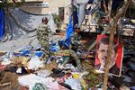 Oprydning: Egyptiske soldater rydder op i Cairo's Nasr City. 