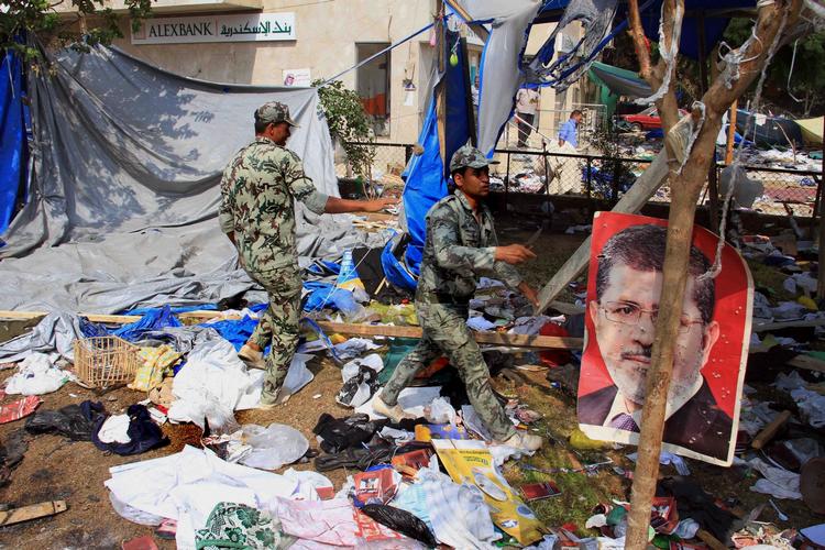 Oprydning: Egyptiske soldater rydder op i Cairo's Nasr City. 
