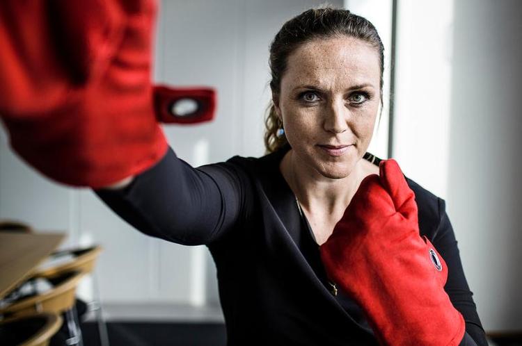 Fødevareminister. Den nye fødevareminister Karen Hækkerup med sine røde grillhandsker hun fik i gave da hun overdrog sin nye post. 