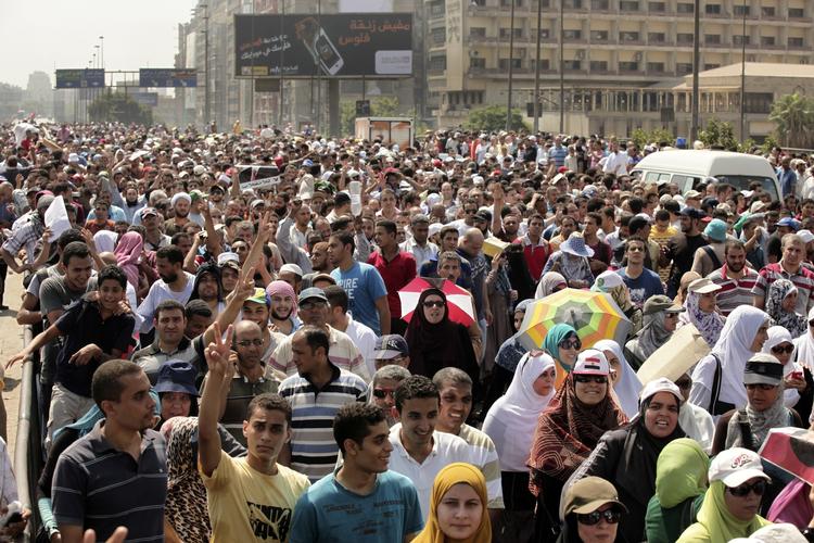 Demonstrationer. Flere demonstrationer med mange tusinde mennesker har i dag bevæget sig fra moskeer i Kairo efter fredagsbønnen mod Ramsespladsen i den centrale del af byen. 