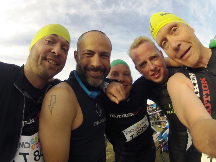 STATUSTAB. Motionsredaktøren (th) sammen med sine kolleger bekræfter teorien om, at meget få mennesker kan bevare værdigheden med badehætte på. 