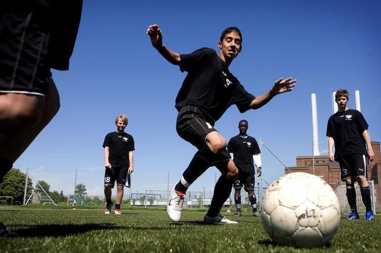 Integrationsarena. En case-artikel i antologien handler om, hvor svagt repræsenteret 'nydanskere' er i elitefodbold. 