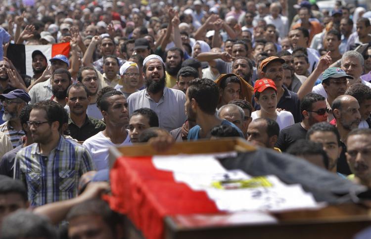 Oprør. Vrede demonstranter bærer en kiste med en afdød gennem Kairos gader under dagens demonstration. 