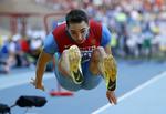 LÆNGST. Med årets længste spring på 8,56 meter lykkedes det fredag aften for 22-årige Aleksandr Menkov at nedkæmpe alle sine konkurrenter og erobre VM-guldet foran eget publikum i Moskva. Foto: 