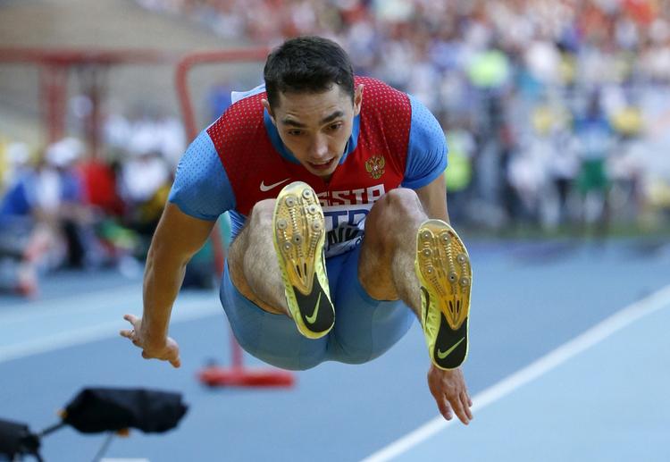 LÆNGST. Med årets længste spring på 8,56 meter lykkedes det fredag aften for 22-årige Aleksandr Menkov at nedkæmpe alle sine konkurrenter og erobre VM-guldet foran eget publikum i Moskva. Foto: 