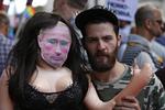 PROTEST. Over hele verden demonstrerer aktivister mod den russiske lov, der forbyder at vise homoseksualitet i offentligheden. 