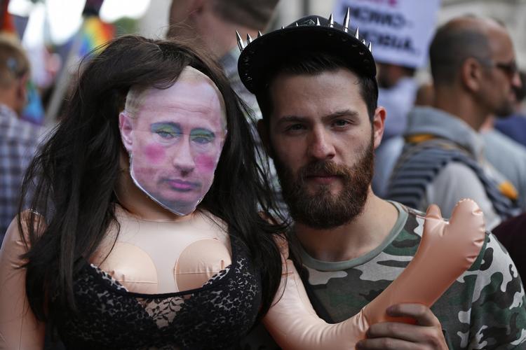 PROTEST. Over hele verden demonstrerer aktivister mod den russiske lov, der forbyder at vise homoseksualitet i offentligheden. 