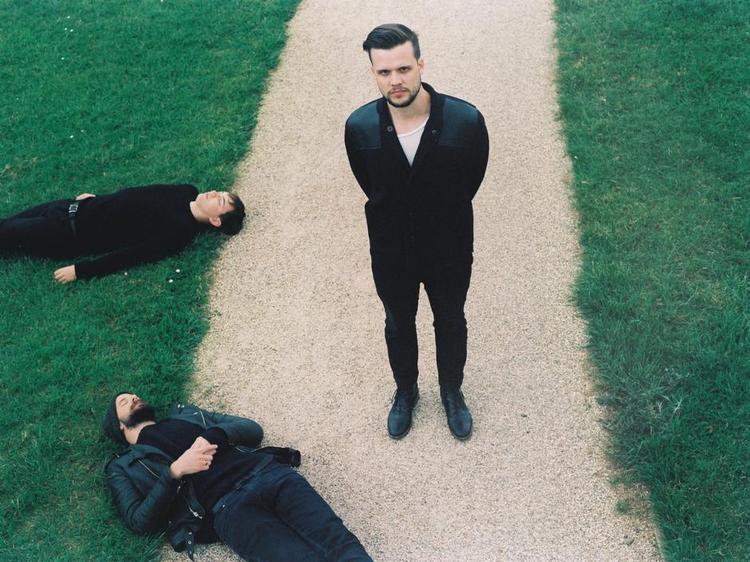 Alvor. White Lies er ingen spøgefugle. Men de har - vist nok - lavet et konceptalbum med et nærmest usynligt koncept. Foto: Elliot Lee Hazel 