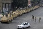 INDSATS. Egyptiske soldater ved pansrede køretøjer nær Tahrirpladsen i Kairo. 