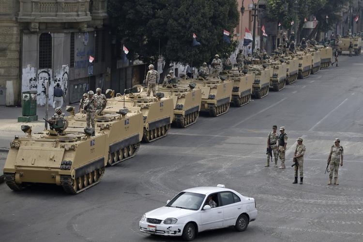 INDSATS. Egyptiske soldater ved pansrede køretøjer nær Tahrirpladsen i Kairo. 