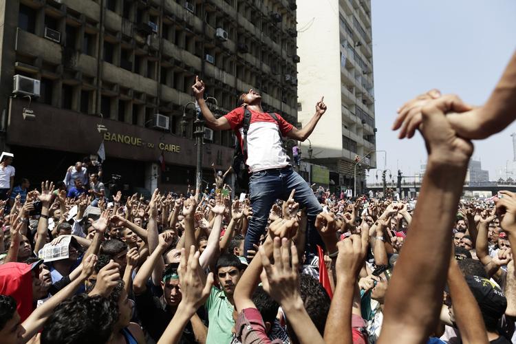 TURISTFLUGT. Urolighederne i Egypten kan ramme landets turistindustri hårdt. Her Morsi-tilhængere ved gårsdagens store demonstrationer i Kairo. 
