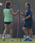 Kaptajner. Anfører Carles Puyol (tv) på træningsbanen med træner Gerardo Martino. 