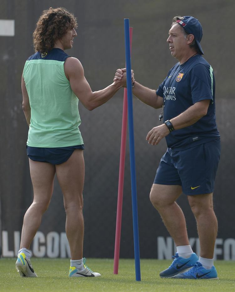 Kaptajner. Anfører Carles Puyol (tv) på træningsbanen med træner Gerardo Martino. 